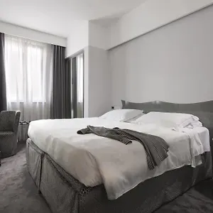 **** فندق بيرنا إيطاليا